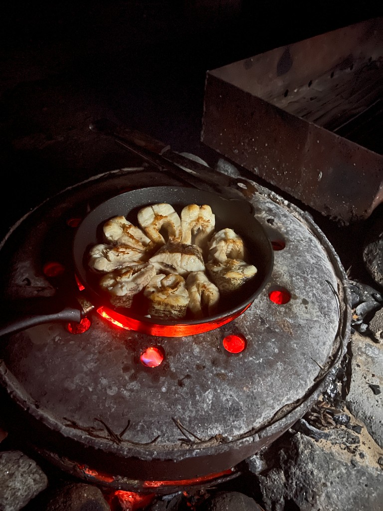 Жарка улова на открытом огне